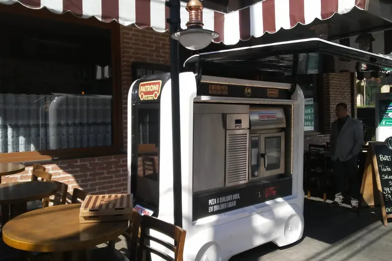 Unidade Smart Moov de café montada dentro de um espaço coberto