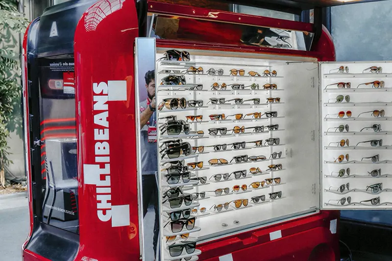 Loja itinerante Smart Moov da Chilli Beans com expositor de óculos