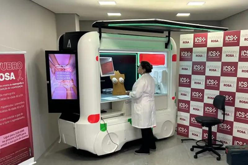 Profissional de jaleco em unidade móvel Smart Moov num estande de campanha de saúde da mulher