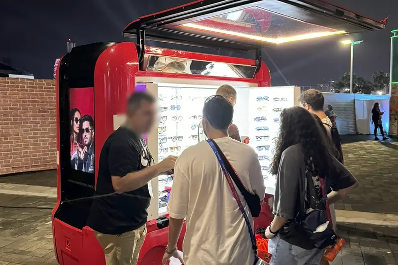 Unidade Smart Moov vermelha atendendo pedestres à noite numa rua
