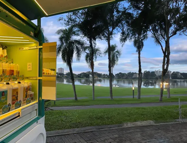 Smart Moov da FIFI aberto com prateleiras de produtos de limpeza, à beira de um lago