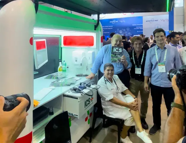 Enfermeira sentada no Smart Moov do ICS com visitantes ao lado durante o Smart City Expo