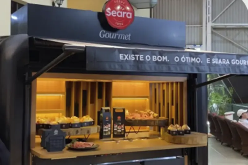 Quiosque Smart Moov da Seara Gourmet com vitrine de lanches